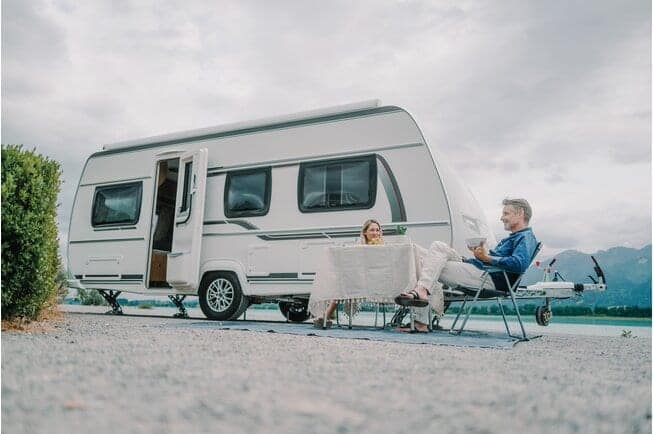 Wohnwagen mit ausgefahrenen LevelC-Stützen auf einem Stellplatz — Hersteller-Bild E&P Hydraulics